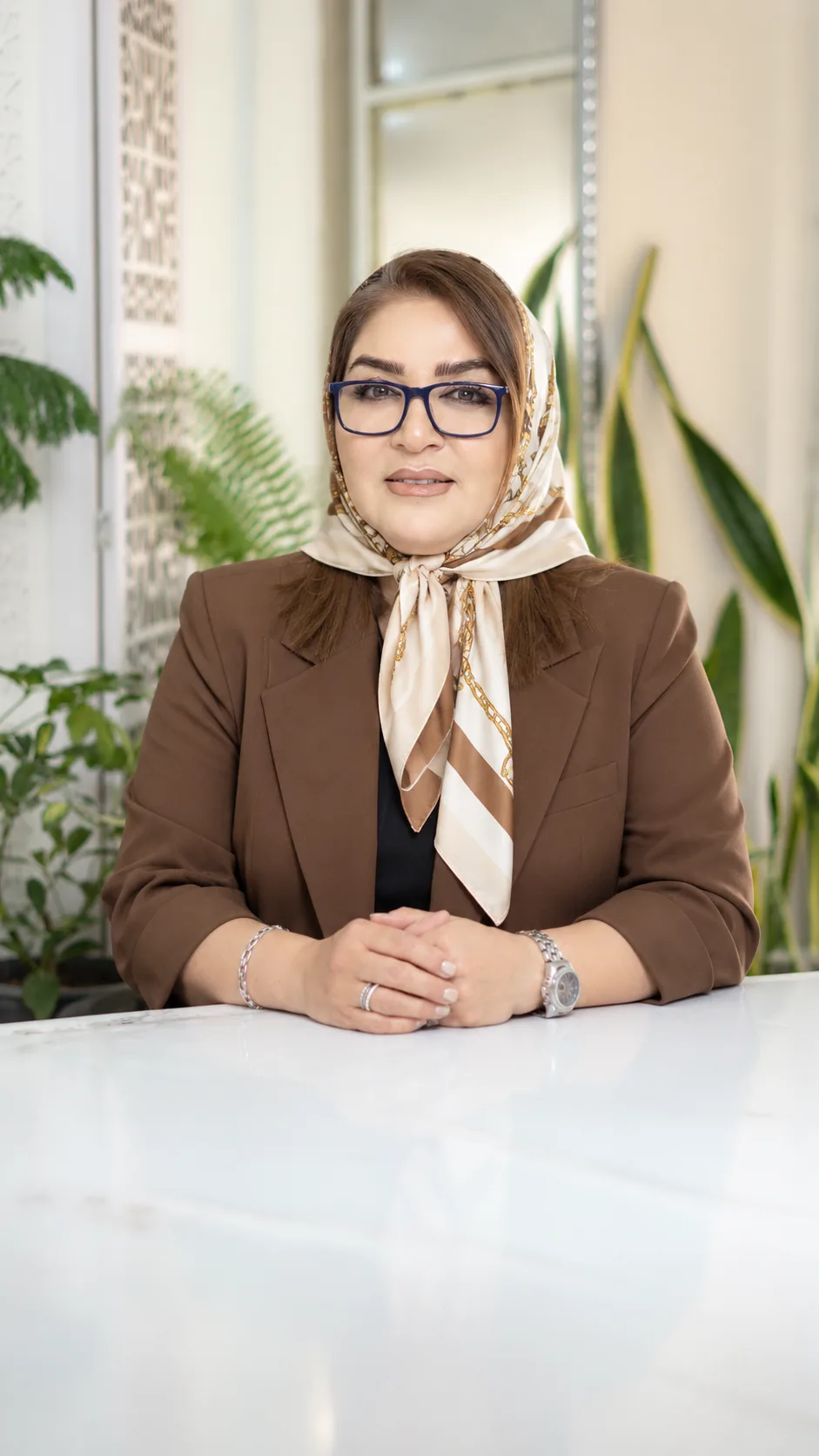 استاد دوخت طاها در حال کار با چرخ خیاطی